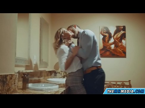 ❤️ Όταν μια πλούσια ξανθιά σε αποπλανεί σε μια δημόσια τουαλέτα ☑ Πορνό βίντεο ️